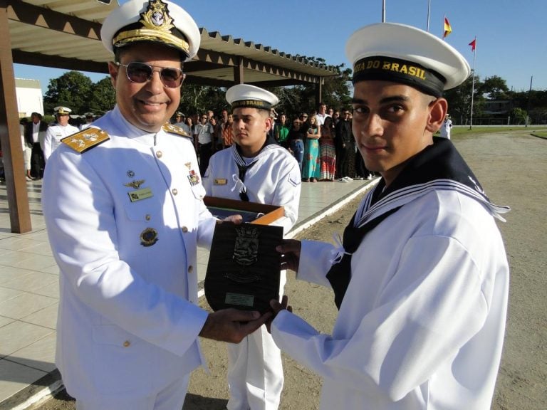 Novos Marinheiros-Recrutas: A Emoção da Formatura na Base Aérea Naval