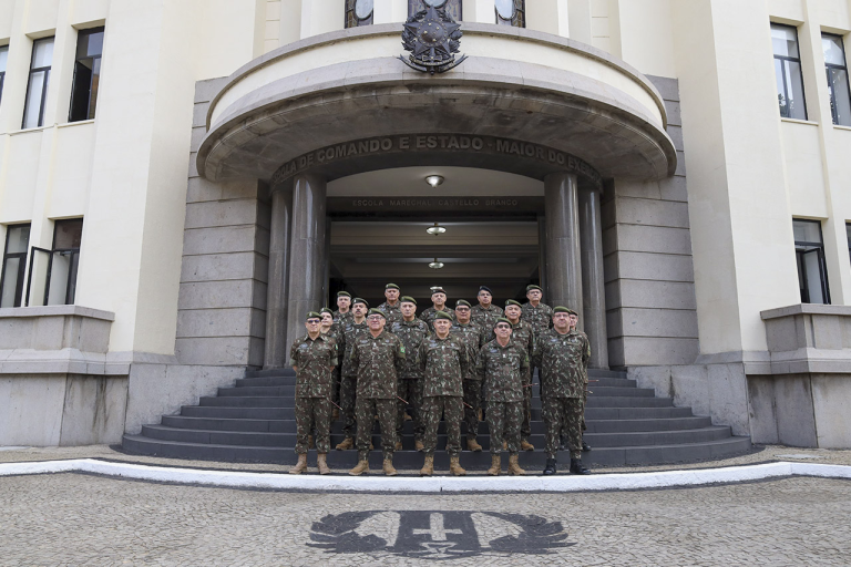 Alta Cúpula do Exército Brasileiro Converge no Rio para Revisão Doutrinária