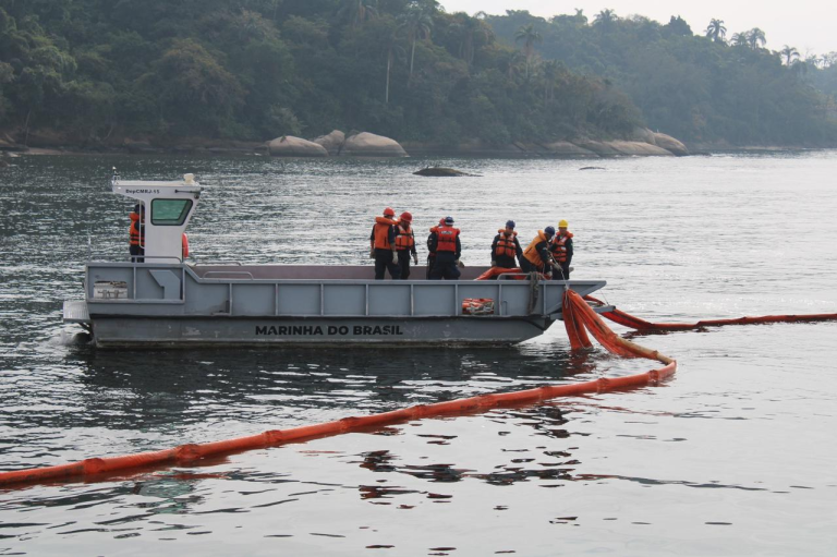 Comando do 1º Distrito Naval Realiza Exercício de Contenção de Poluição na Baía de Guanabara