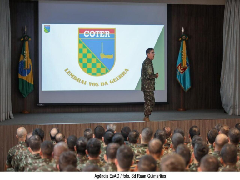 Comandante de Operações Terrestres Visita a Escola de Aperfeiçoamento de Oficiais