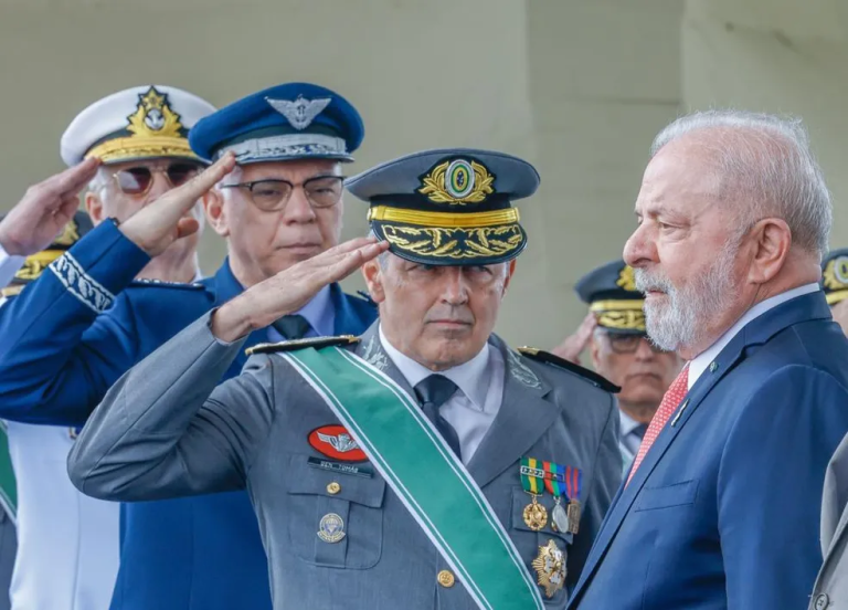 Presidente Realiza Mudanças Estratégicas nas Forças Armadas