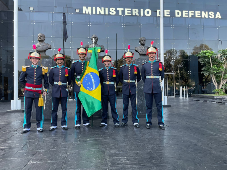 Delegação da AMAN participa do 202º aniversário da Independência da República do Peru