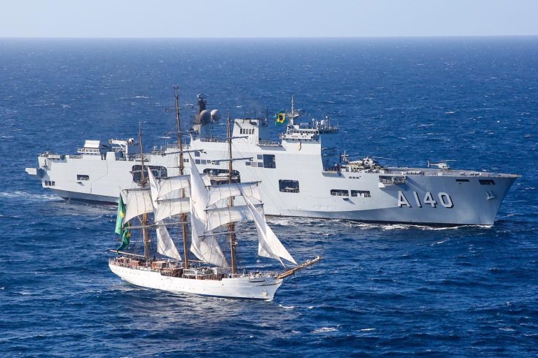 Encontro Histórico em Alto Mar: ‘Atlântico’ e ‘Cisne Branco’ Navegam Juntos