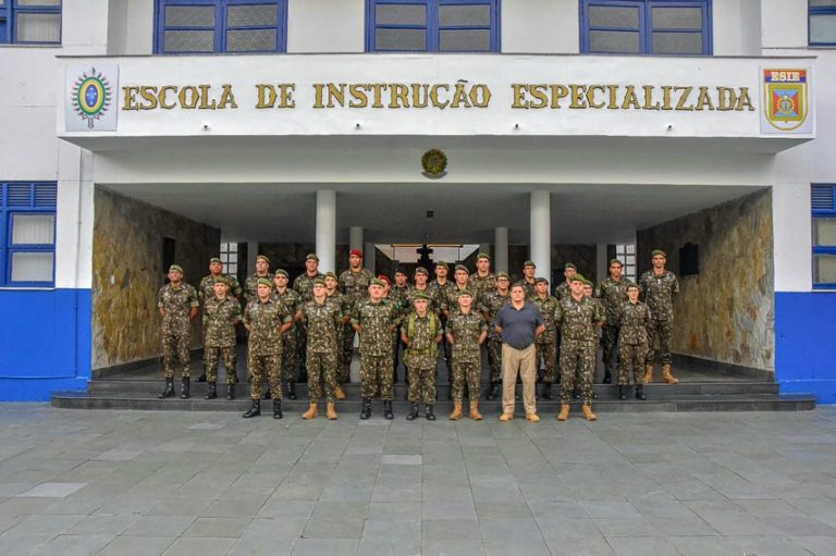 Curso de Defesa Química e Nuclear: Preparando o Exército para Desafios Contemporâneos