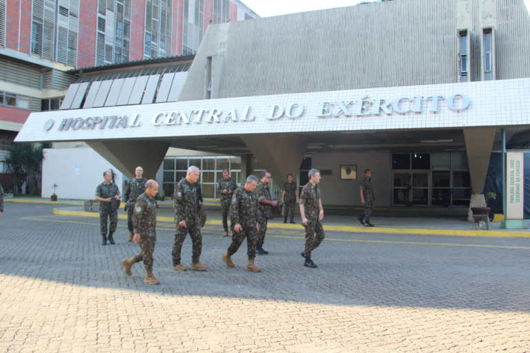 Comandante do Exército Visita Hospital Central com Foco na Melhoria Contínua do Atendimento