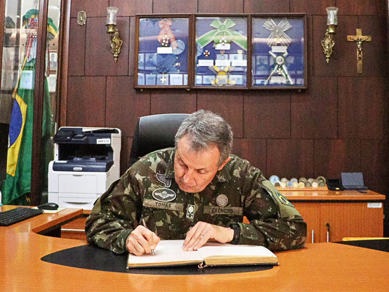 Comandante do Exército Visita Instituto Militar de Engenharia: Valorizando a Inovação