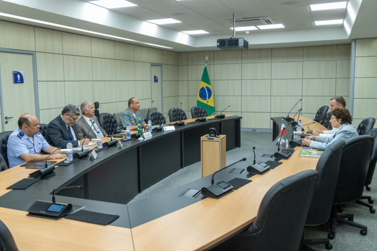 Ministro da Defesa e Embaixadora da França Discutem Cooperação na Defesa