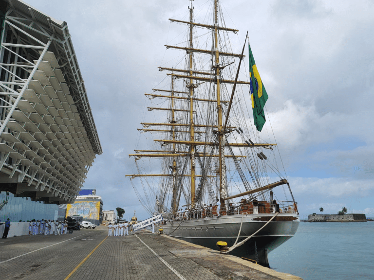 Navio-Veleiro Cisne Branco: A Majestosa Embaixada Flutuante do Brasil!