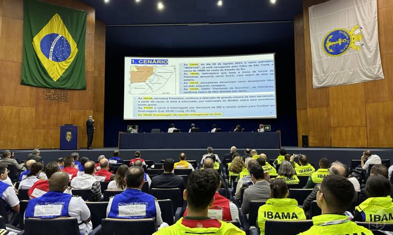 Marinha do Brasil Simula Resposta a Derramamentos de Óleo: Preparação e Proteção