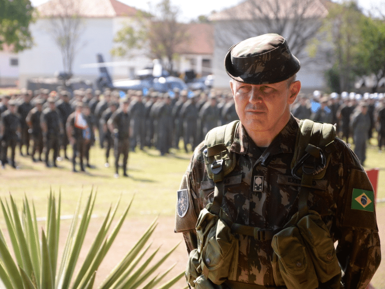 Comandante do Exército Brasileiro Visita o Forte Pantanal e Celebra a Dedicação dos Militares