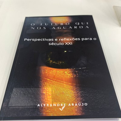 Biblioteca Professora Therezinha de Castro sedia lançamento de livro de aluno do CAED