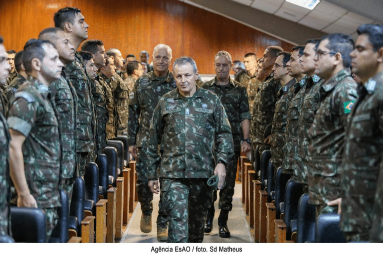 Comandante do Exército visita a Escola de Aperfeiçoamento de Oficiais