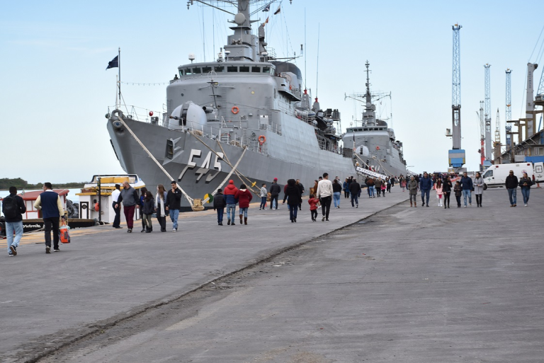 Fragatas da Marinha Abrem as Portas para o Público no Rio Grande