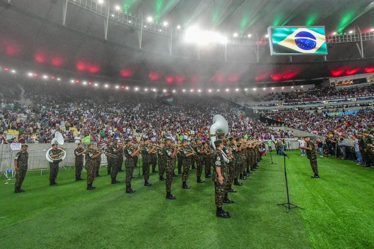 Banda Militar emociona torcida no Maracanã em homenagem ao Dia do Soldado