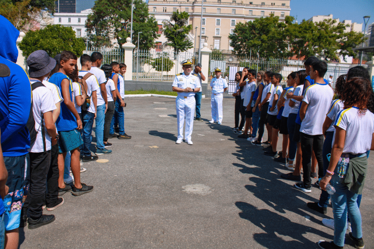 Alunos de Angra dos Reis Descobrem o Universo Naval no Rio de Janeiro