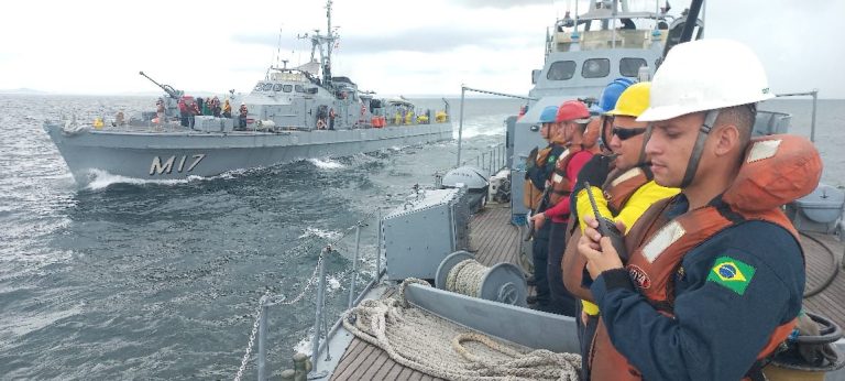 Navios-Varredores Realizam Exercício de Light Line na Baía de Todos-os-Santos