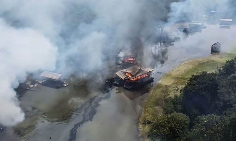Operação Draga Zero: PF queima 302 balsas de garimpo no Rio Madeira