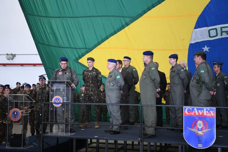 Honrarias e Reconhecimento: A Força Aérea recebe Homenagens do Exército