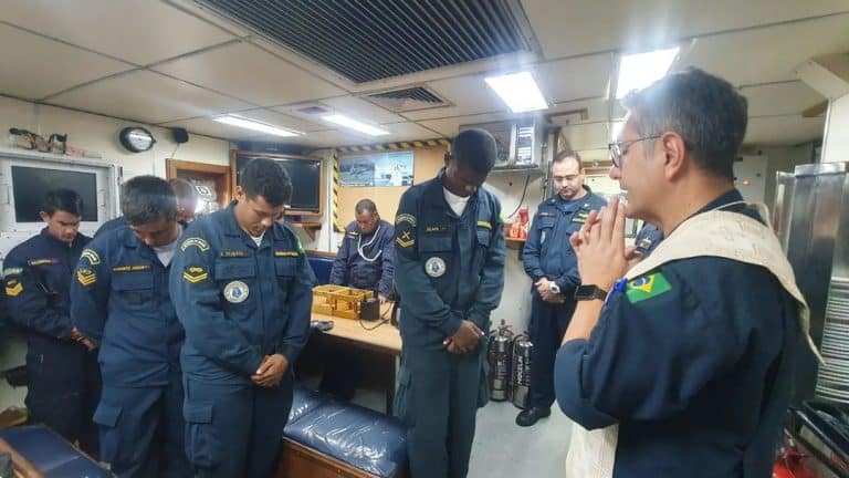 Capelães da Marinha: Guardiões da Fé e da Tradição Naval