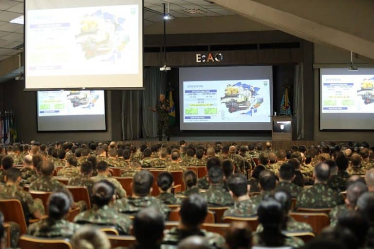 Comandante Militar do Leste Realiza Palestra na EsAO
