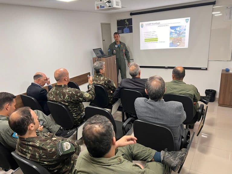 Exército visita o 1º Esquadrão de Aeronaves Remotamente Pilotadas da Marinha do Brasil