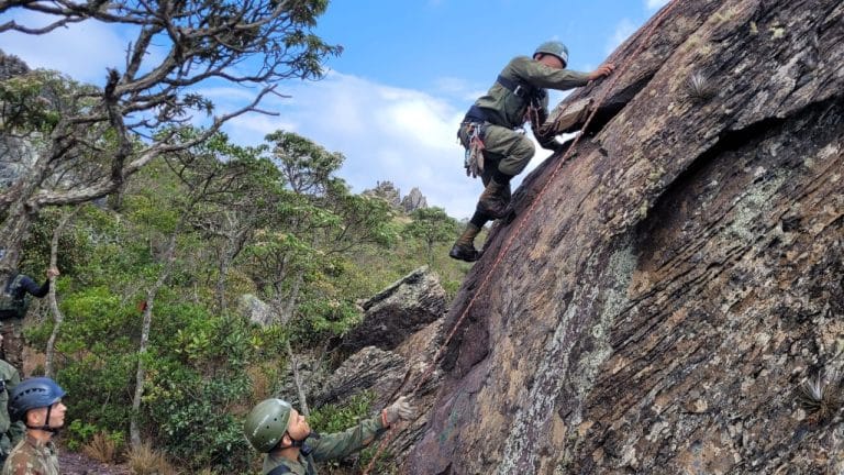 Desbravadores das Montanhas: A Elite dos Comandos Anfíbios