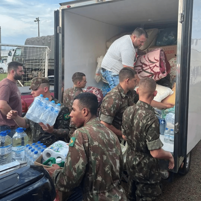 Heróis em Ação: A Solidariedade em Meio à Tempestade