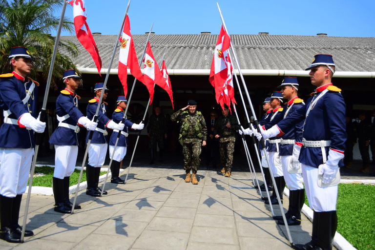 Comandante do Exército realiza uma visita ao Comando Militar do Sul