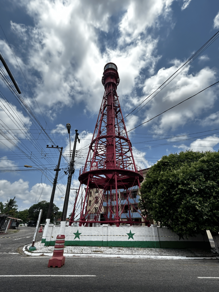 Marinha realiza manutenção na estrutura do Farol de Salinópolis (PA)