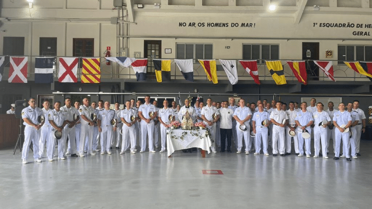 Fé e Tradição: Nossa Senhora de Nazaré Visita Esquadrão AeroNaval