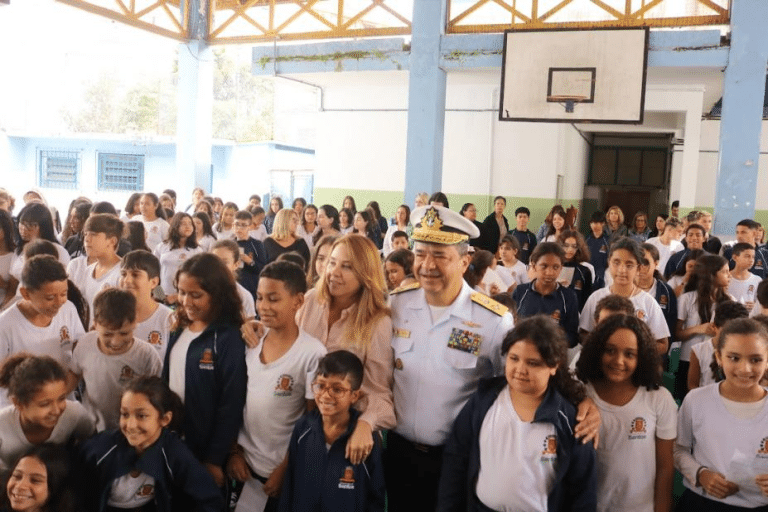 De Aluno a Almirante: Uma Homenagem Emocionante em Santos