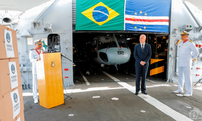 Marinha do Brasil Fortalece Laços com Guarda-Costeira de Cabo Verde com Doação de Uniformes