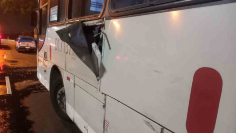 Ataque Chocante: Explosivo Lançado por Terroristas em Ônibus Fere Passageiros no Rio