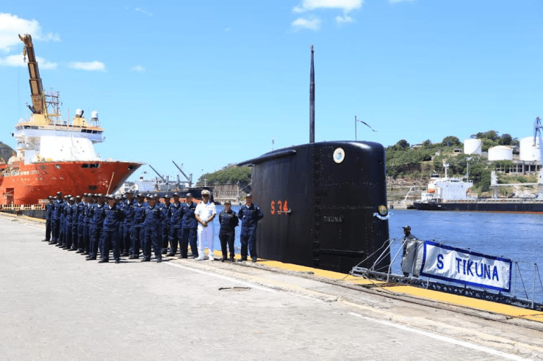 Jovens Marinheiros em Formação Exploram o Submarino Tikuna