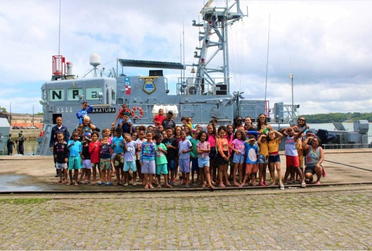 Crianças de Salvador Descobrem o Mundo da Marinha em Visita Especial