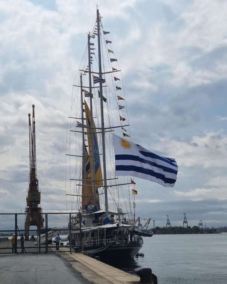 Navio-Escola Uruguaio Aporta no Rio: Uma Jornada de Formação e História