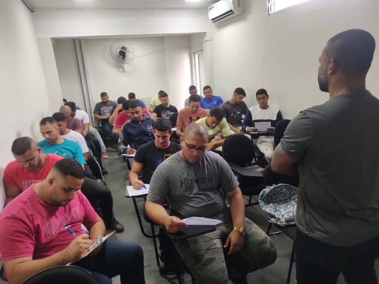 Programa do Corpo de Fuzileiros Navais promove capacitação em curso de vigilante