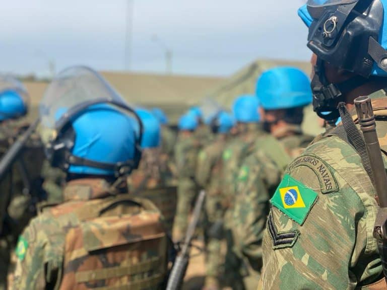 Fuzileiros Navais em Missão de Paz: A Coragem de Desativar Explosivos em Território Hostil