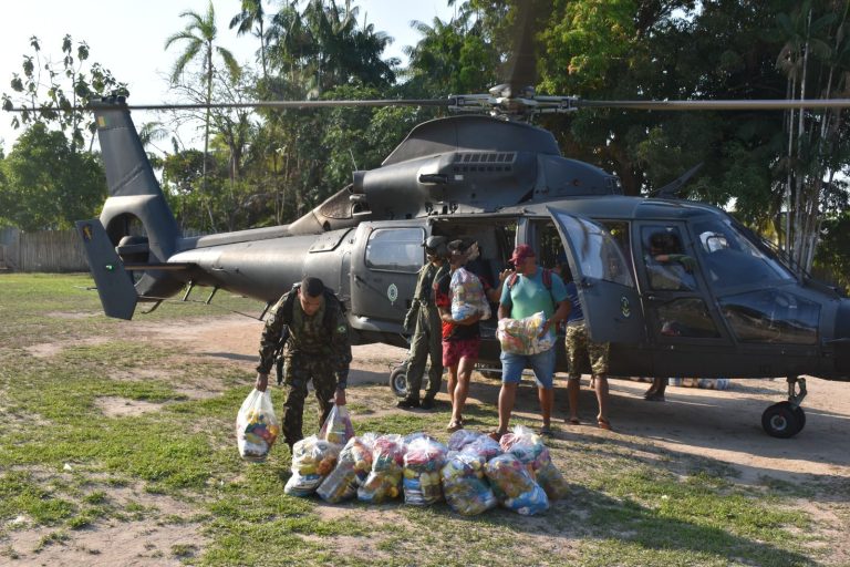 Exército Brasileiro em Ação: Solidariedade Contra a Seca na Amazônia