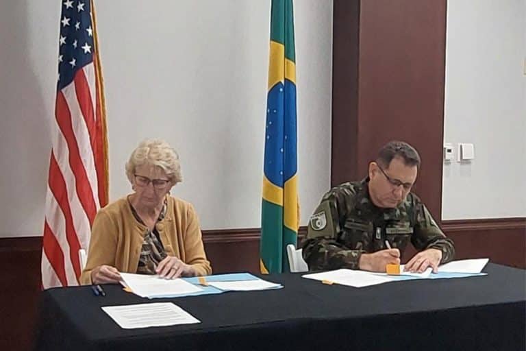 Brasil e EUA Firmam Parceria Inédita do sistema morteiro 120 mm
