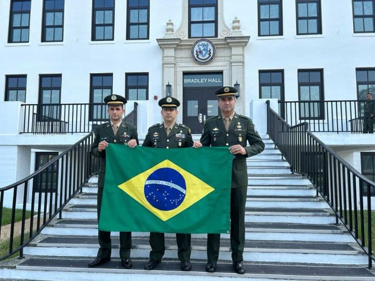 Praças Brasileiros Brilham em Curso de Elite do Exército dos EUA