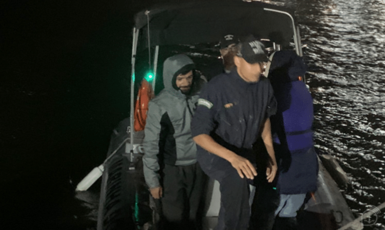 Marinha Resgata Velejadores em Perigo no Litoral do Rio de Janeiro