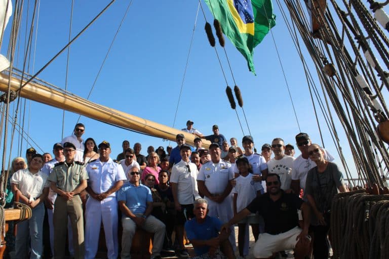 Navio-Veleiro ‘Cisne Branco’: Uma Jornada Marítima em Porto Seguro