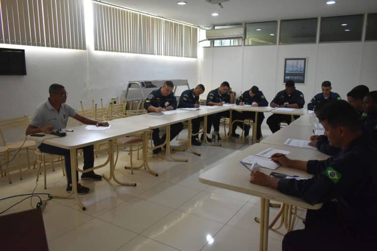 Revivendo a Arte do Código Morse: A Capacitação Inovadora da Marinha em Salvador