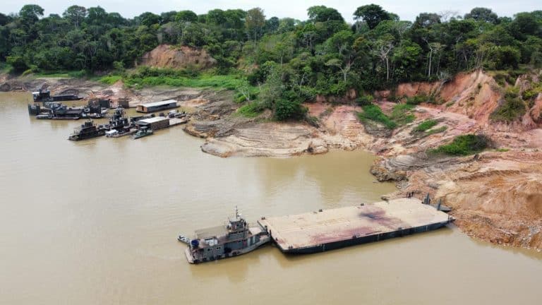 Exército Brasileiro em Ação: Protegendo a Amazônia e Seus Habitantes Durante a Seca Severa
