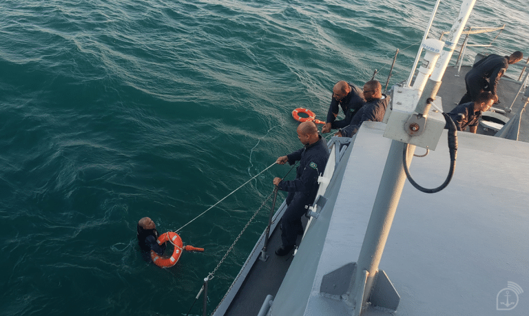 Marinha Realiza Resgate Heróico na Baía de Todos-os-Santos