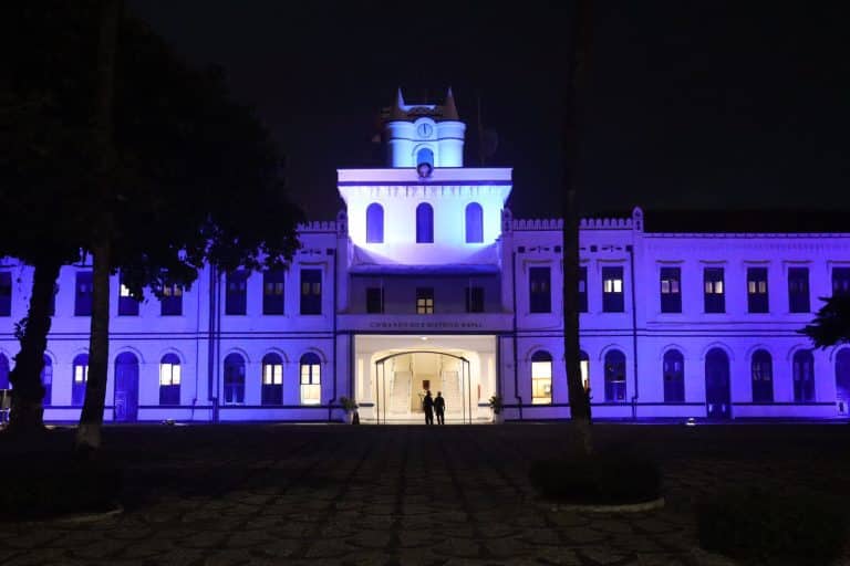 Luzes Azuis Iluminam a Noite em Homenagem ao Dia Marítimo Mundial
