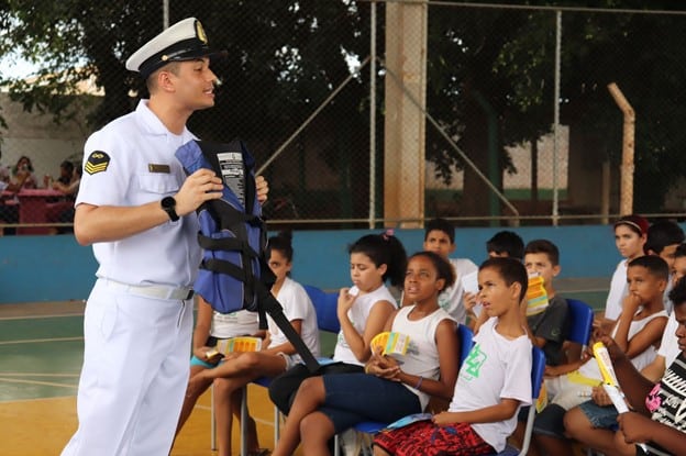 Ação Cívico-Social da Delegacia Fluvial de Presidente Epitácio Beneficia Estudantes com Educação Marítima e Saúde