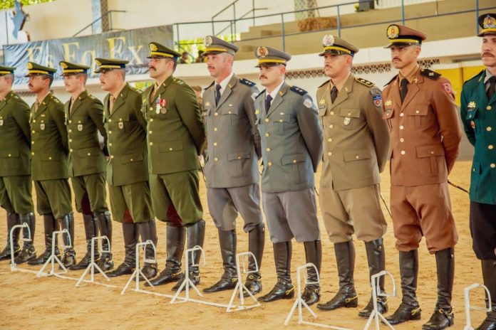 Tenente da PM de Alagoas Completa Formação na Prestigiosa Escola de Equitação do Exército