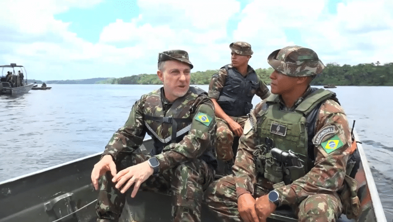 Luciano Huck Explora o Trabalho do Exército Brasileiro em Oiapoque no Programa Domingão com Huck